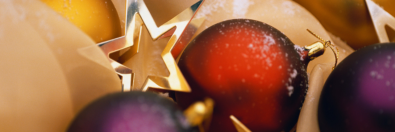 Weihnachtskugel und Sterne